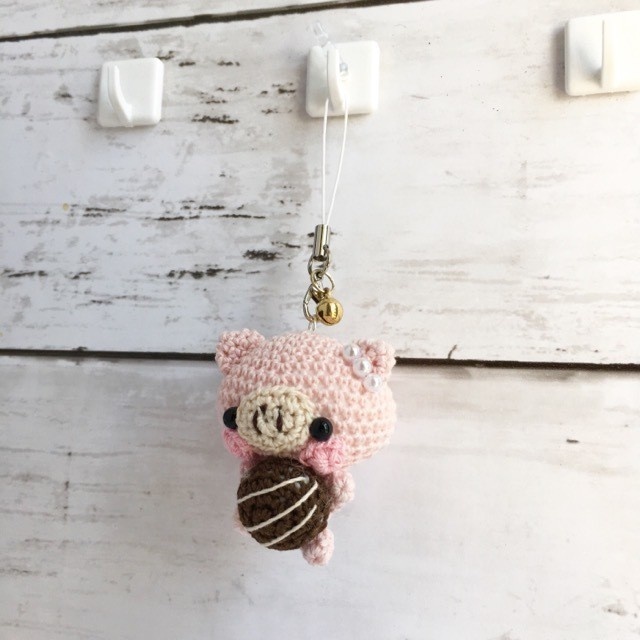 チョコレート・淡ピンク色ブタさん・鈴付きイヤホンジャックストラップ