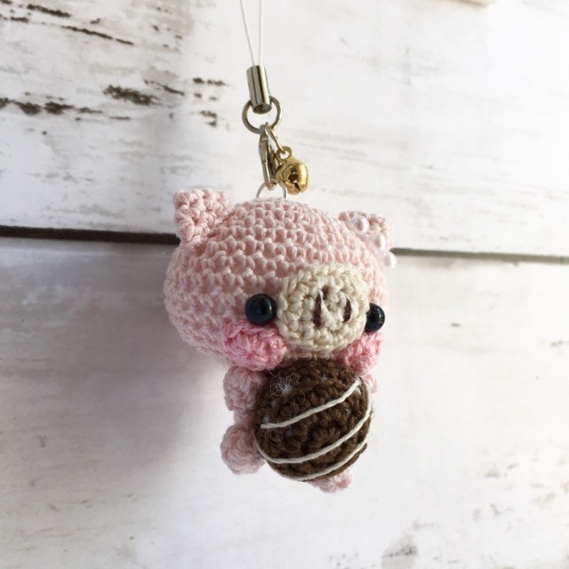 チョコレート・淡ピンク色ブタさん・鈴付きイヤホンジャックストラップ