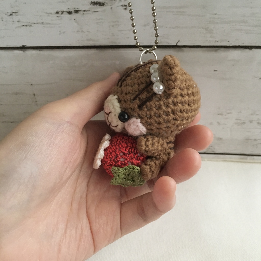 【大サイズ/受注生産】赤イチゴ・茶トラネコ あみぐるみボールチェーン