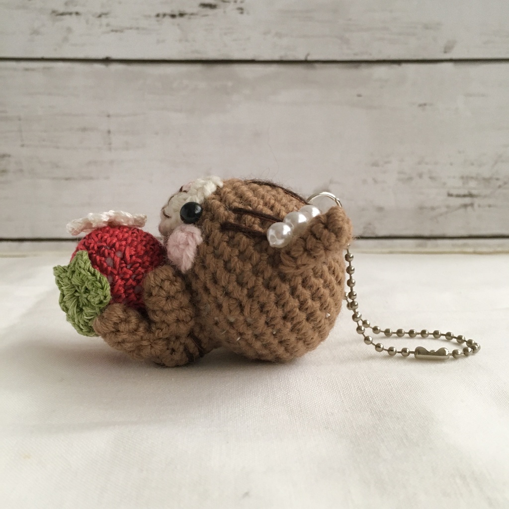 【大サイズ/受注生産】赤イチゴ・茶トラネコ あみぐるみボールチェーン