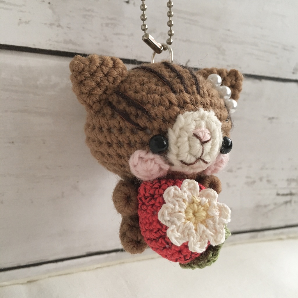 【大サイズ/受注生産】赤イチゴ・茶トラネコ あみぐるみボールチェーン