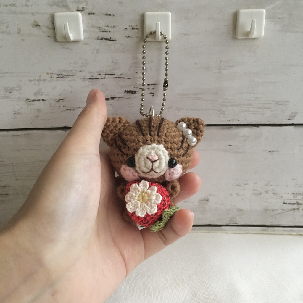 【大サイズ/受注生産】赤イチゴ・茶トラネコ あみぐるみボールチェーン