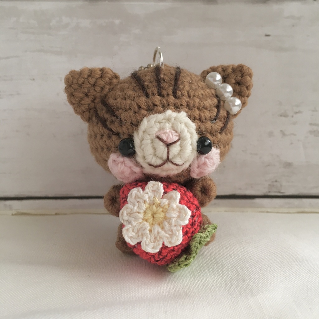 【大サイズ/受注生産】赤イチゴ・茶トラネコ あみぐるみボールチェーン