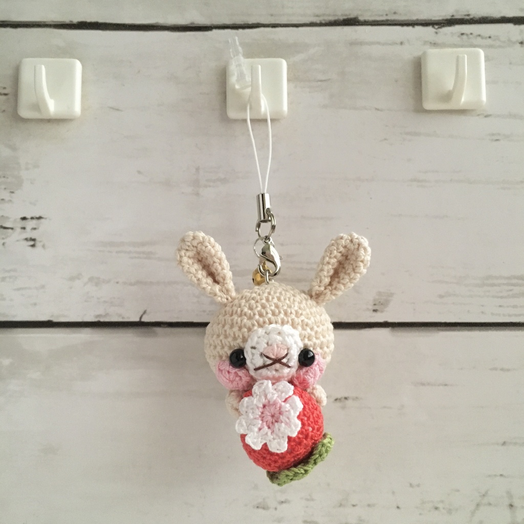 きなり色うさぎさん♡小さな癒し系★見守り隊★大事な赤色イチゴをギュッ!鈴付きストラップ|ボールチェーン