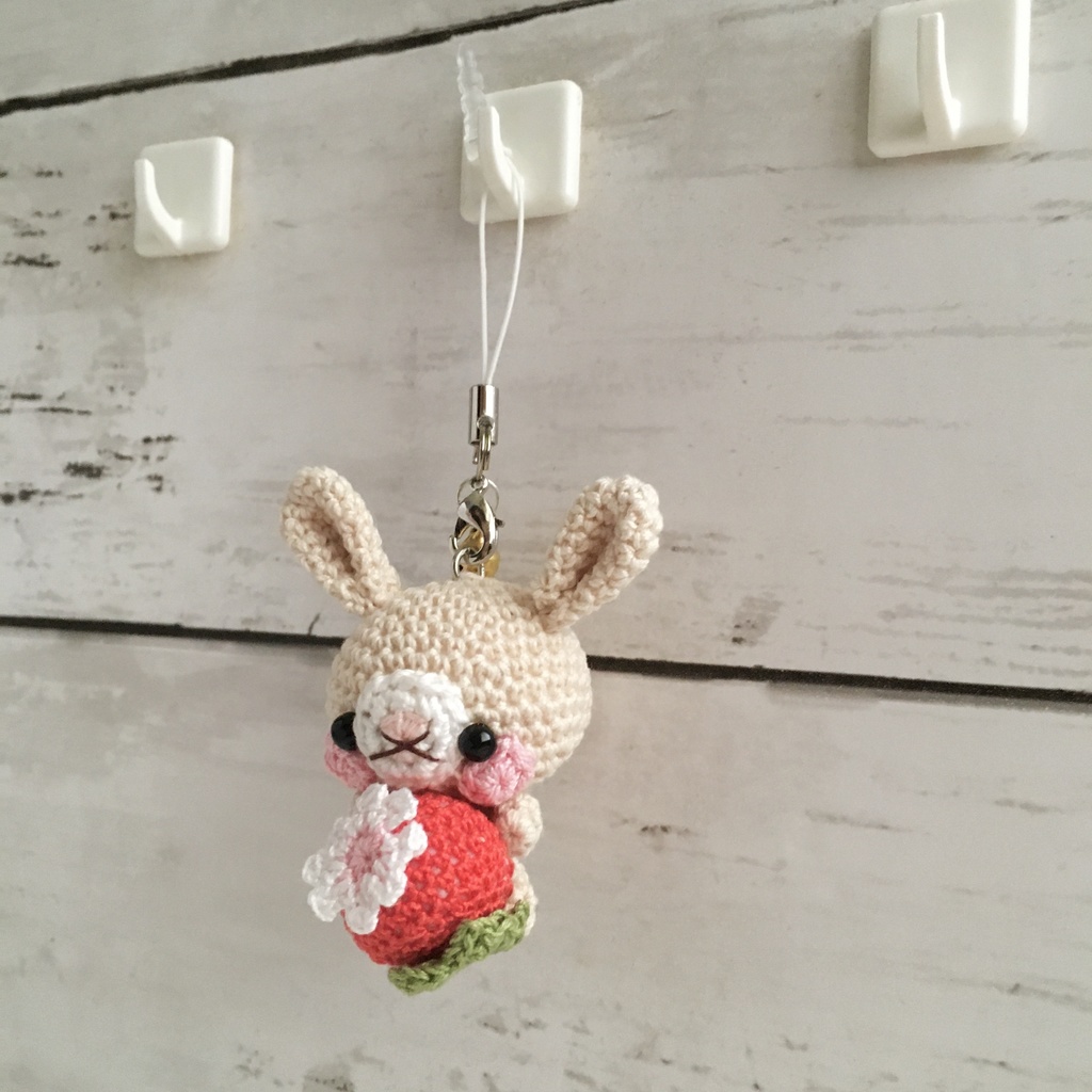 きなり色うさぎさん♡小さな癒し系★見守り隊★大事な赤色イチゴをギュッ!鈴付きストラップ|ボールチェーン