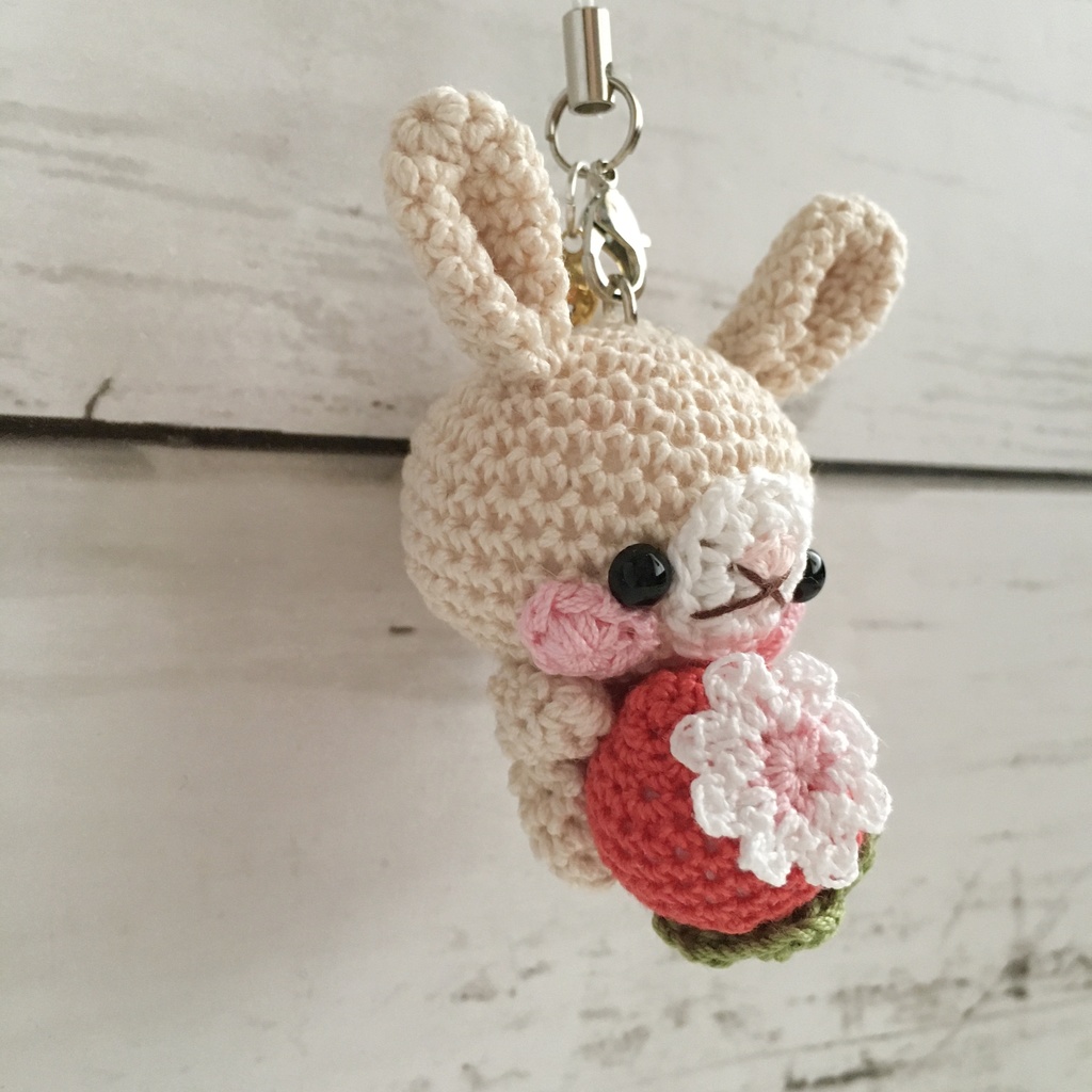きなり色うさぎさん♡小さな癒し系★見守り隊★大事な赤色イチゴをギュッ!鈴付きストラップ|ボールチェーン