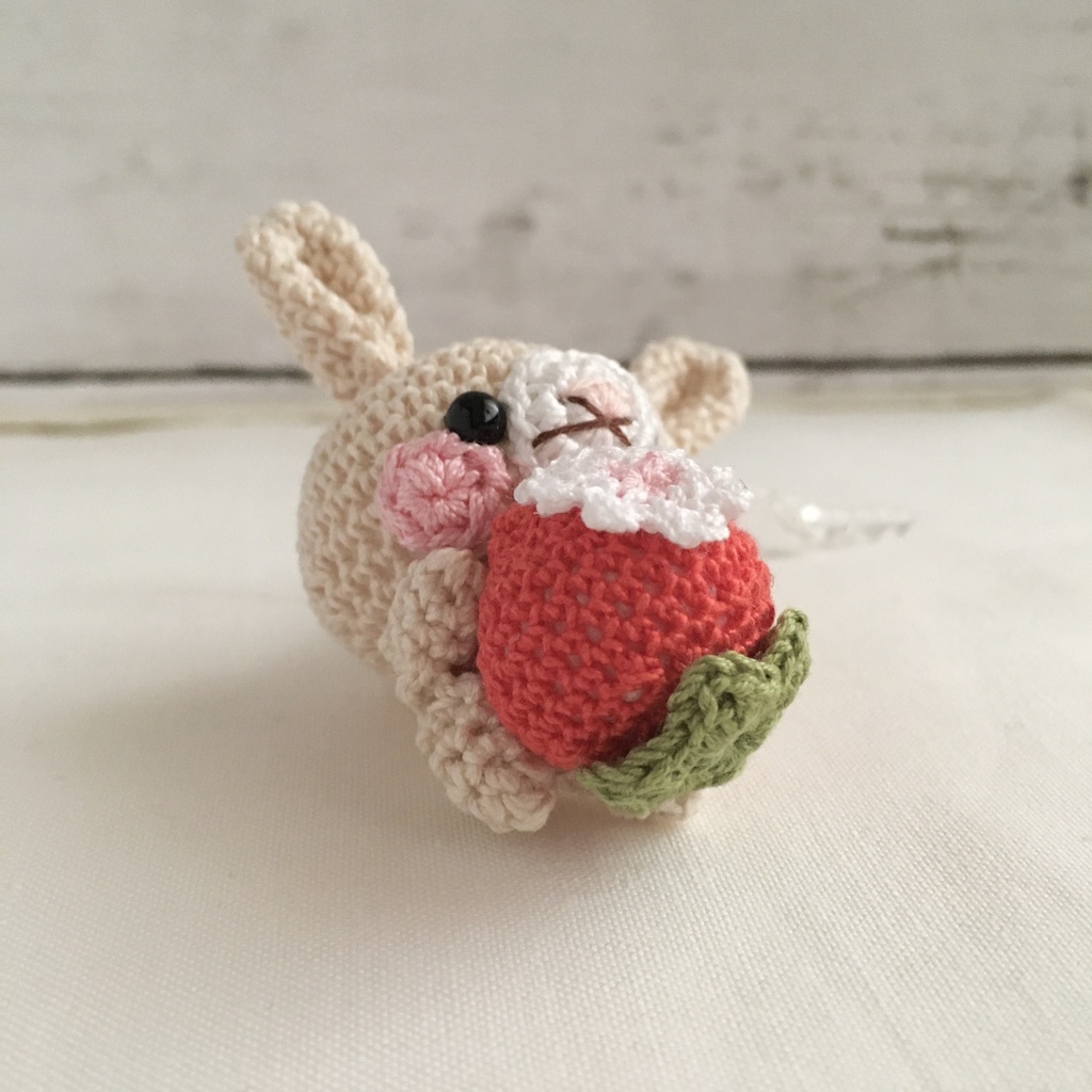 きなり色うさぎさん♡小さな癒し系★見守り隊★大事な赤色イチゴをギュッ!鈴付きストラップ|ボールチェーン