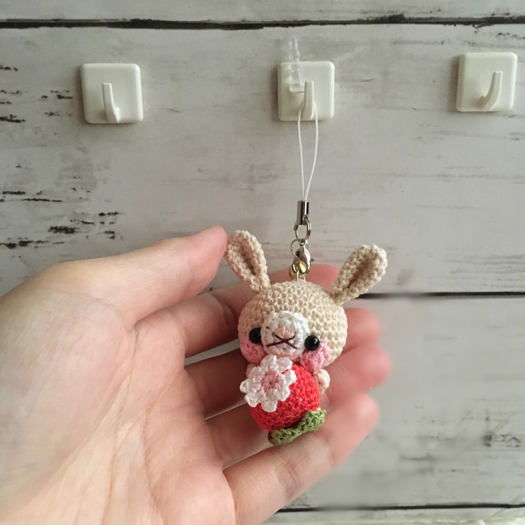 きなり色うさぎさん♡小さな癒し系★見守り隊★大事な赤色イチゴをギュッ!鈴付きストラップ|ボールチェーン