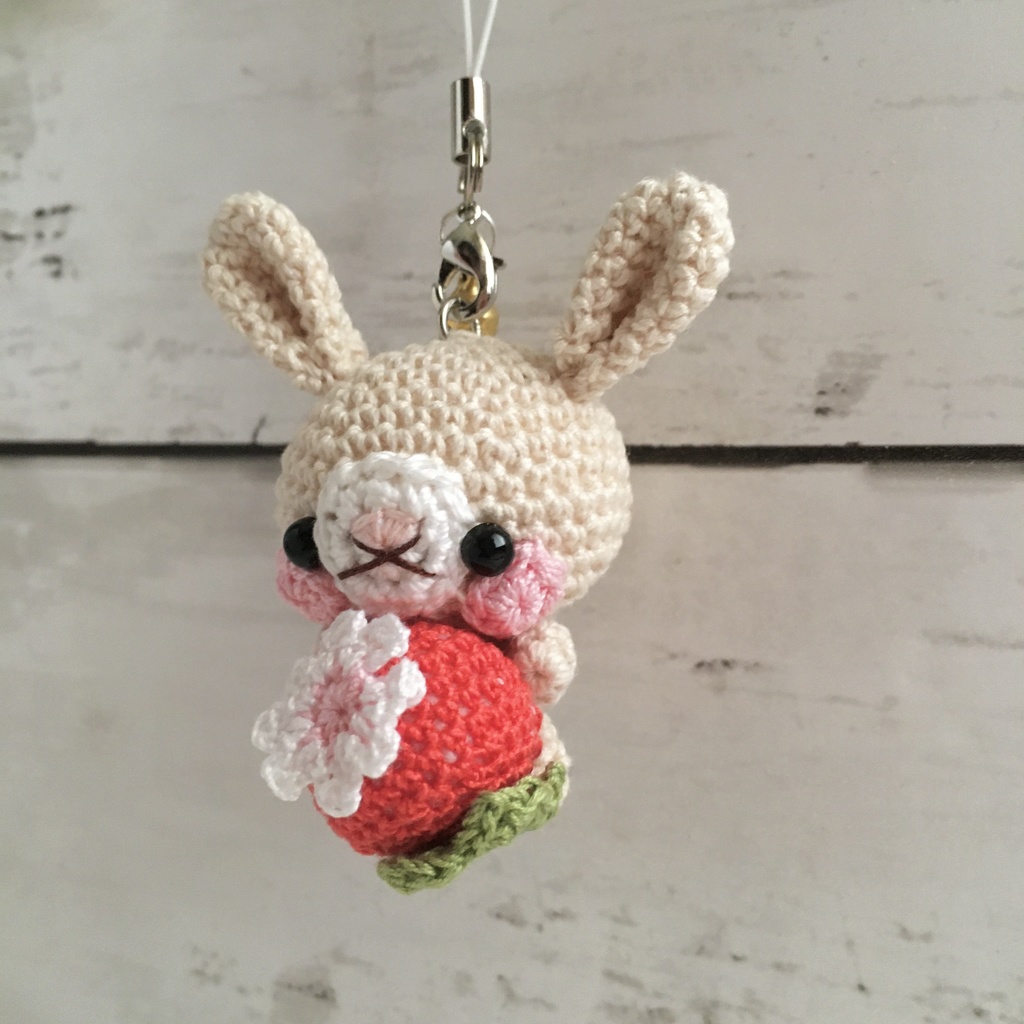 きなり色うさぎさん♡小さな癒し系★見守り隊★大事な赤色イチゴをギュッ!鈴付きストラップ|ボールチェーン