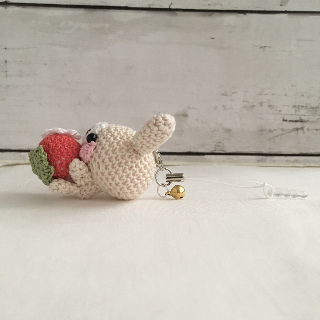 きなり色うさぎさん♡小さな癒し系★見守り隊★大事な赤色イチゴをギュッ!鈴付きストラップ|ボールチェーン