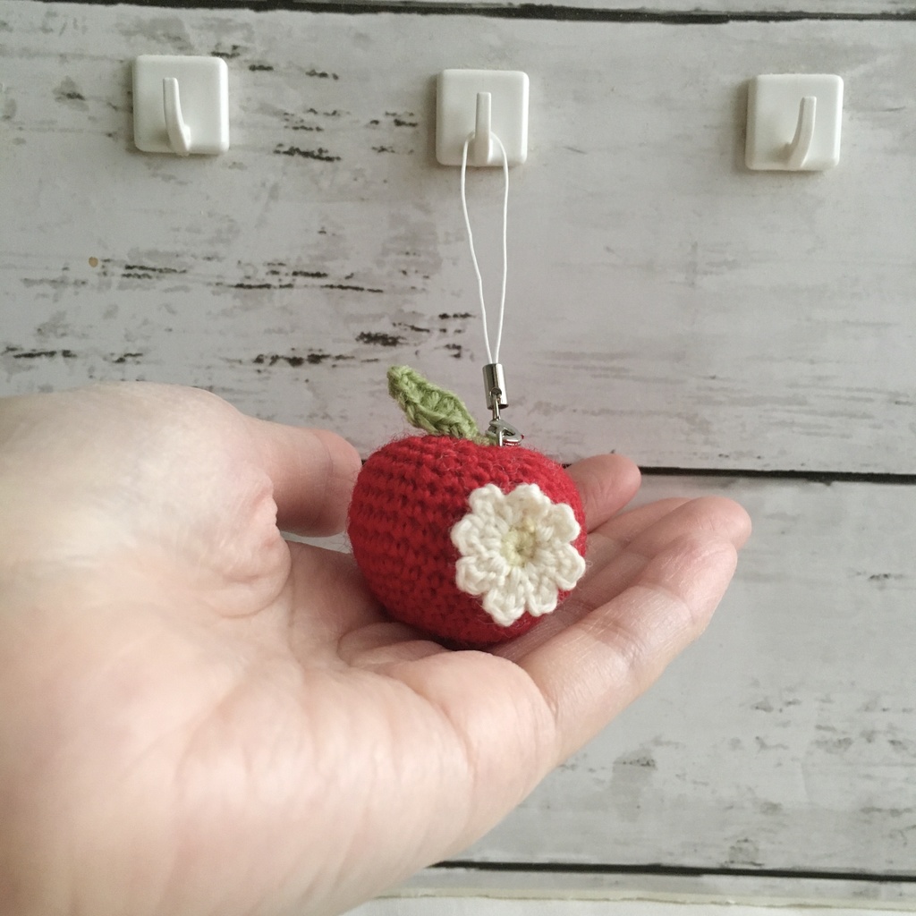 【中サイズ/ウール】New!花付き赤りんご・鈴付きストラップ