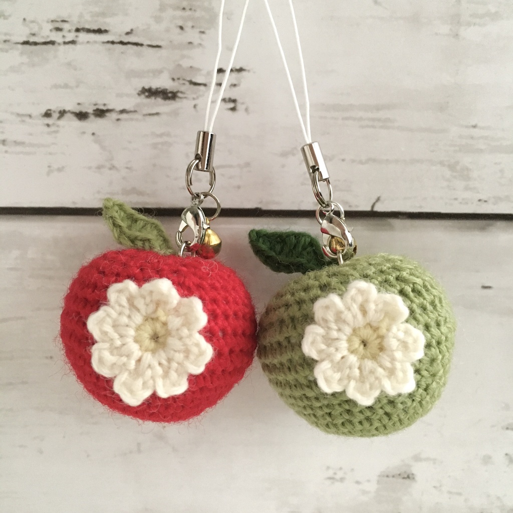 【中サイズ/ウール】New!花付き赤りんご・鈴付きストラップ