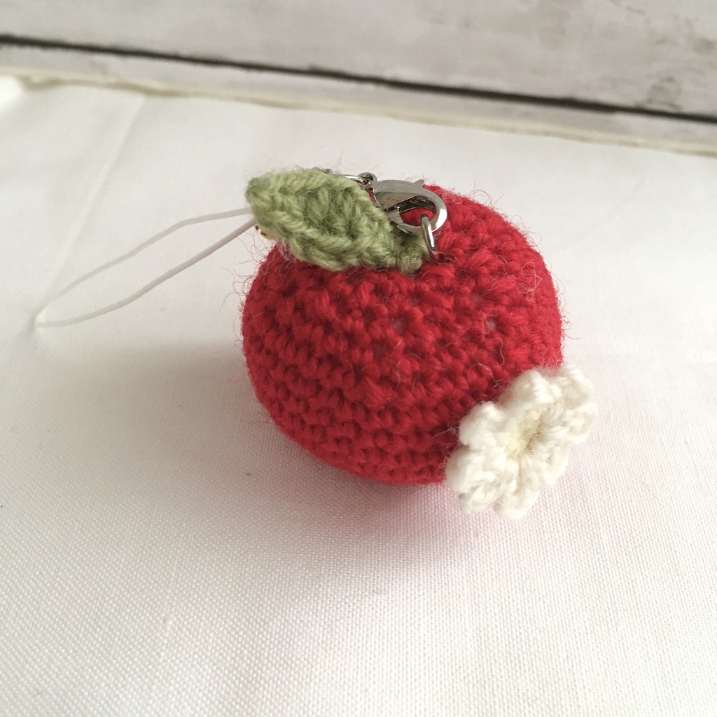 【中サイズ/ウール】New!花付き赤りんご・鈴付きストラップ
