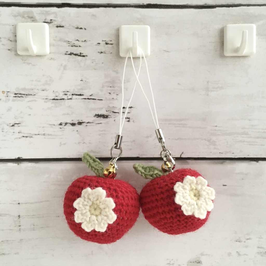 【中サイズ/ウール】New!花付き赤りんご・鈴付きストラップ
