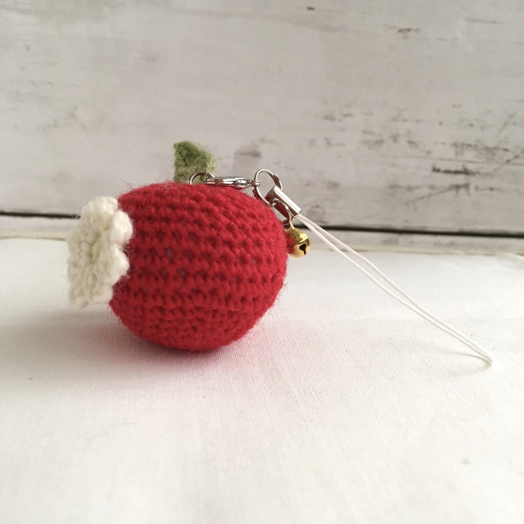 【中サイズ/ウール】New!花付き赤りんご・鈴付きストラップ