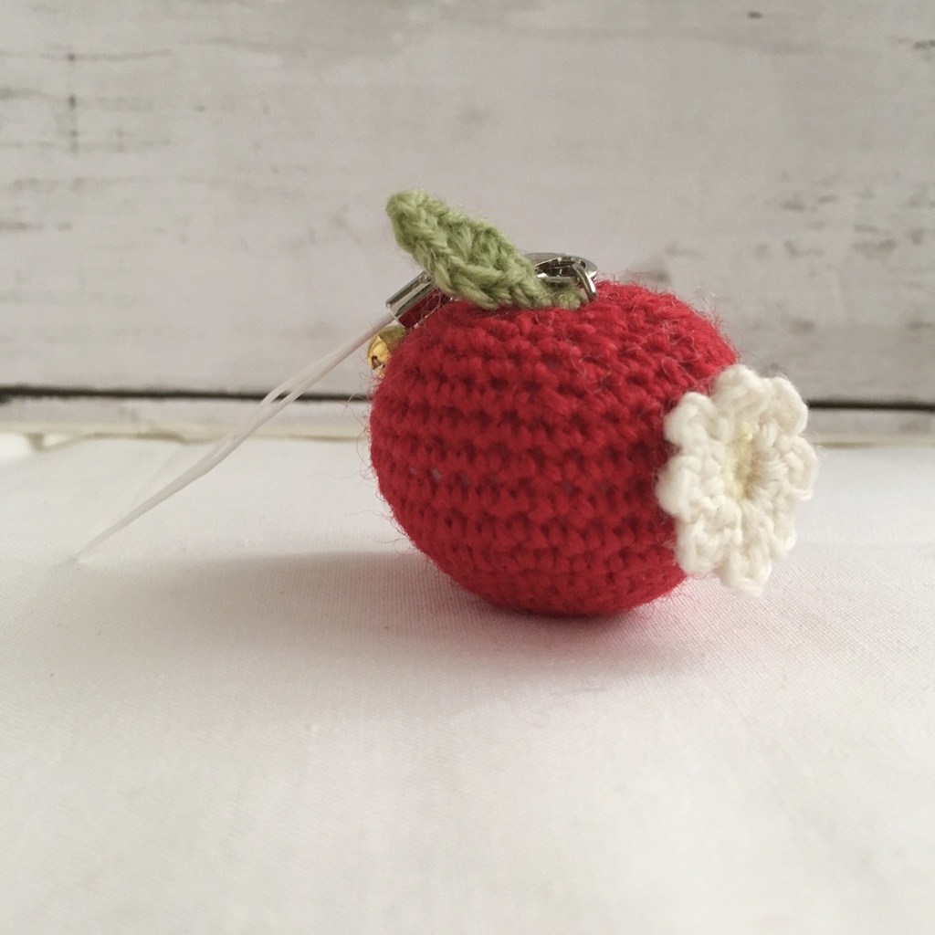 【中サイズ/ウール】New!花付き赤りんご・鈴付きストラップ