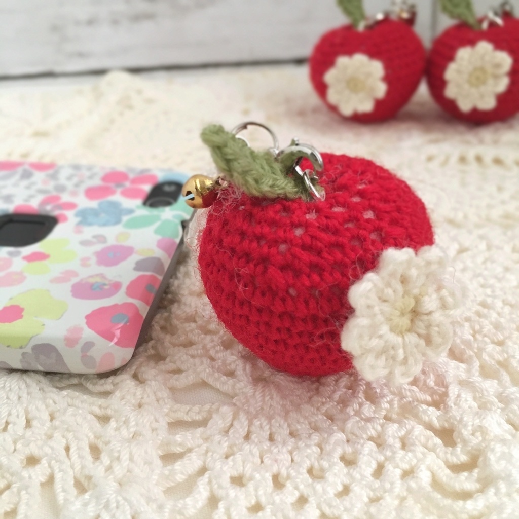 【中サイズ/ウール】New!花付き赤りんご・鈴付きストラップ