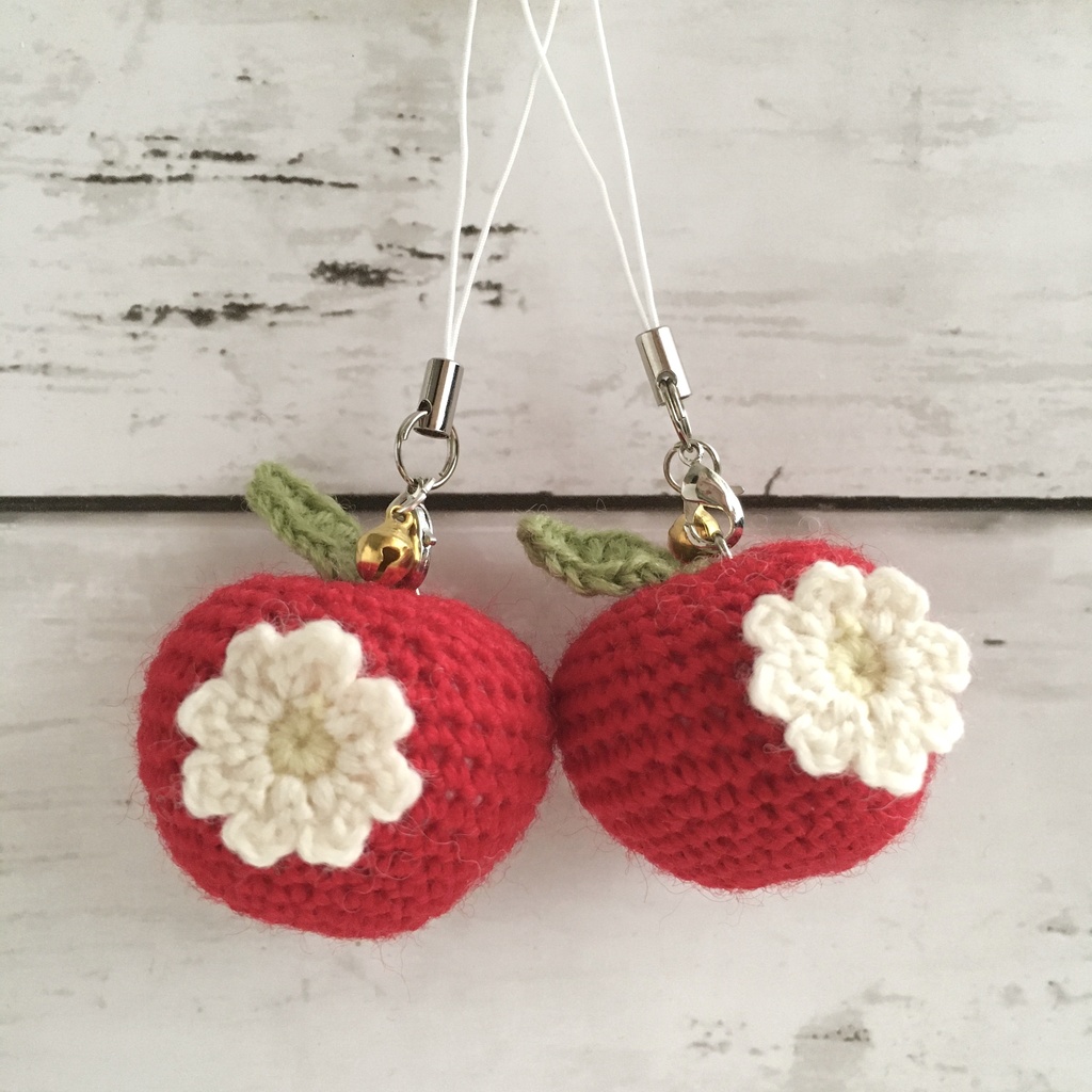 【中サイズ/ウール】New!花付き赤りんご・鈴付きストラップ