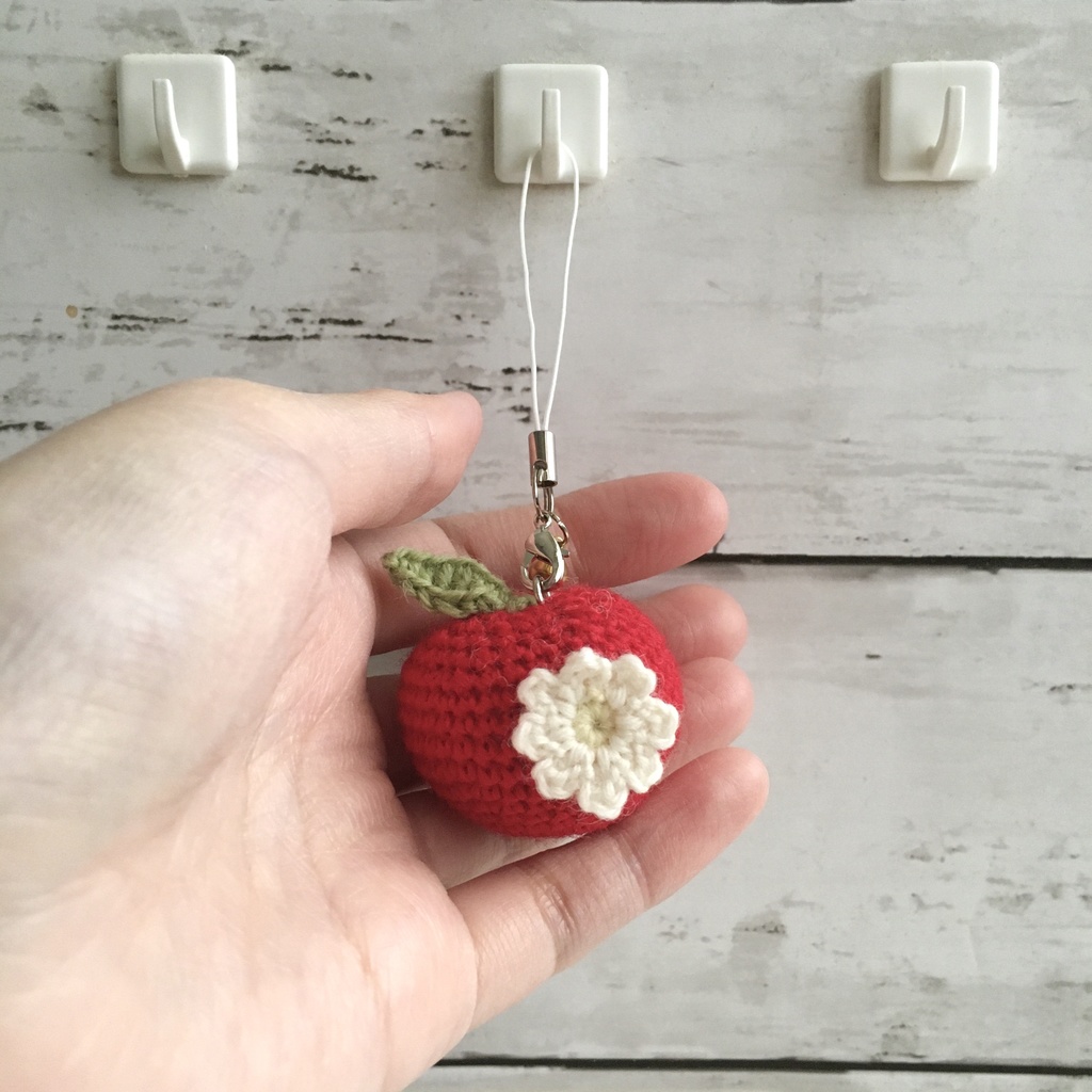【中サイズ/ウール】New!花付き赤りんご・鈴付きストラップ