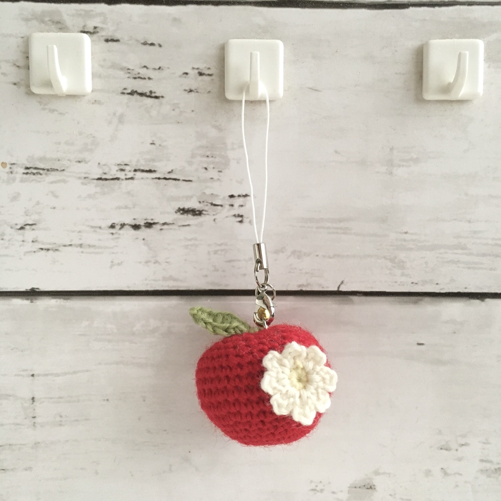 【中サイズ/ウール】New!花付き赤りんご・鈴付きストラップ