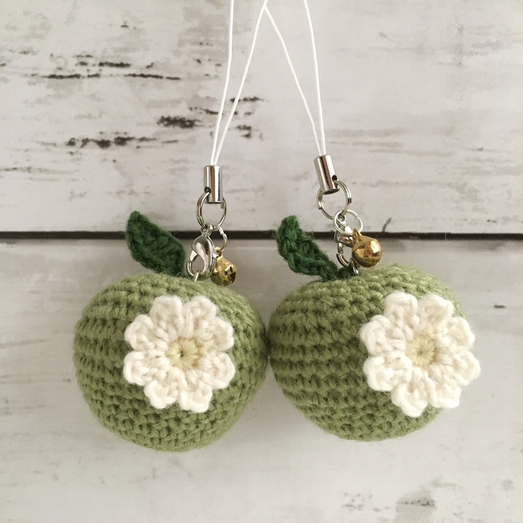 【中サイズ/ウール】 New!花付き青りんご・鈴付きストラップ