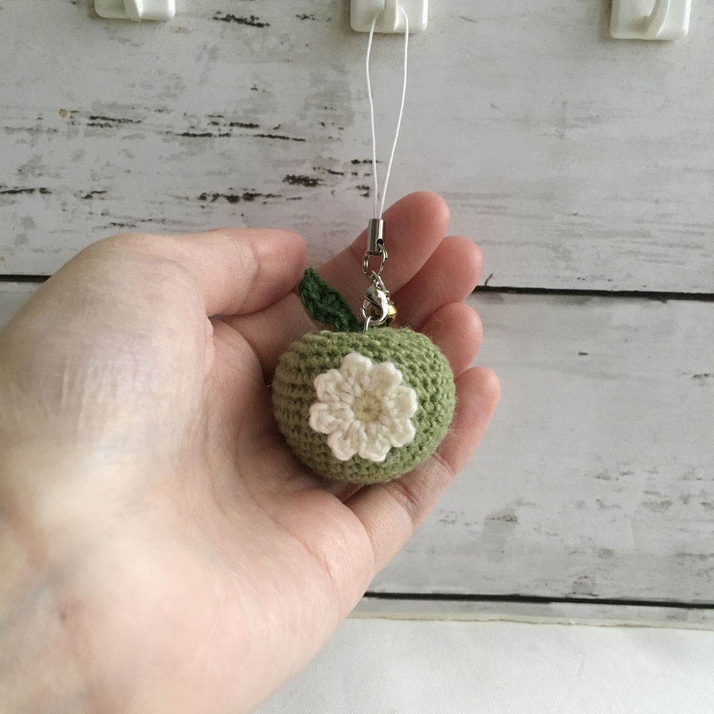 【中サイズ/ウール】 New!花付き青りんご・鈴付きストラップ