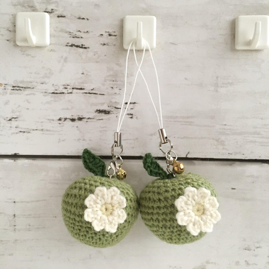 【中サイズ/ウール】 New!花付き青りんご・鈴付きストラップ