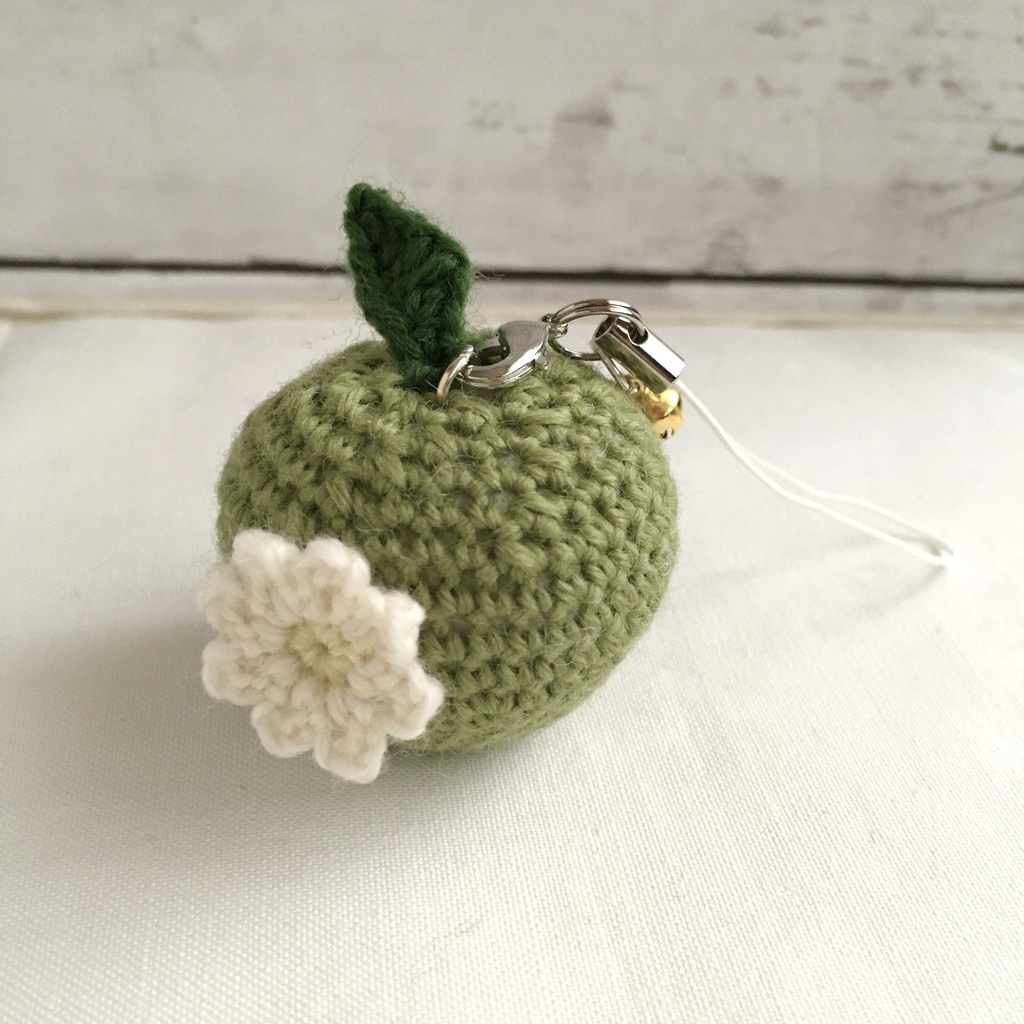 【中サイズ/ウール】 New!花付き青りんご・鈴付きストラップ
