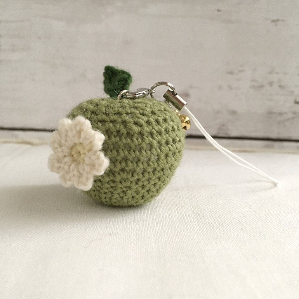 【中サイズ/ウール】 New!花付き青りんご・鈴付きストラップ