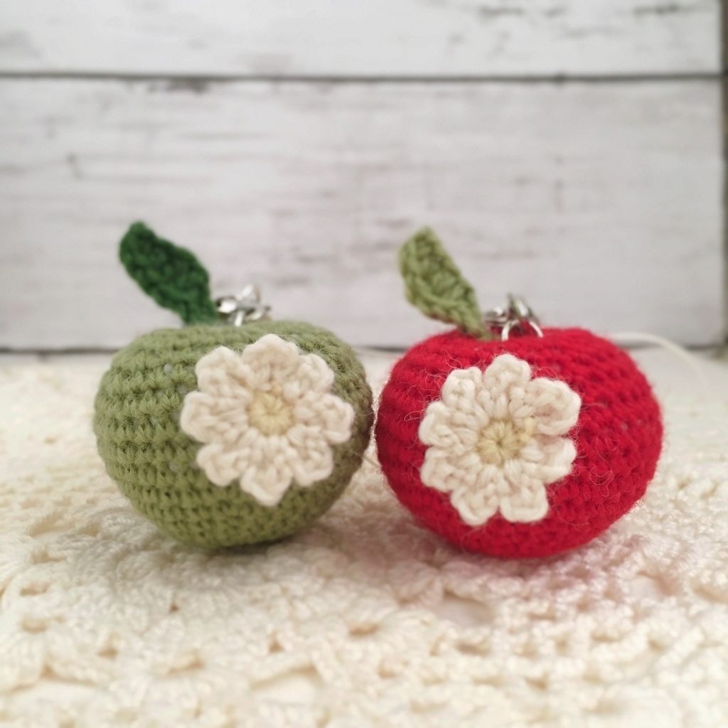 【中サイズ/ウール】 New!花付き青りんご・鈴付きストラップ
