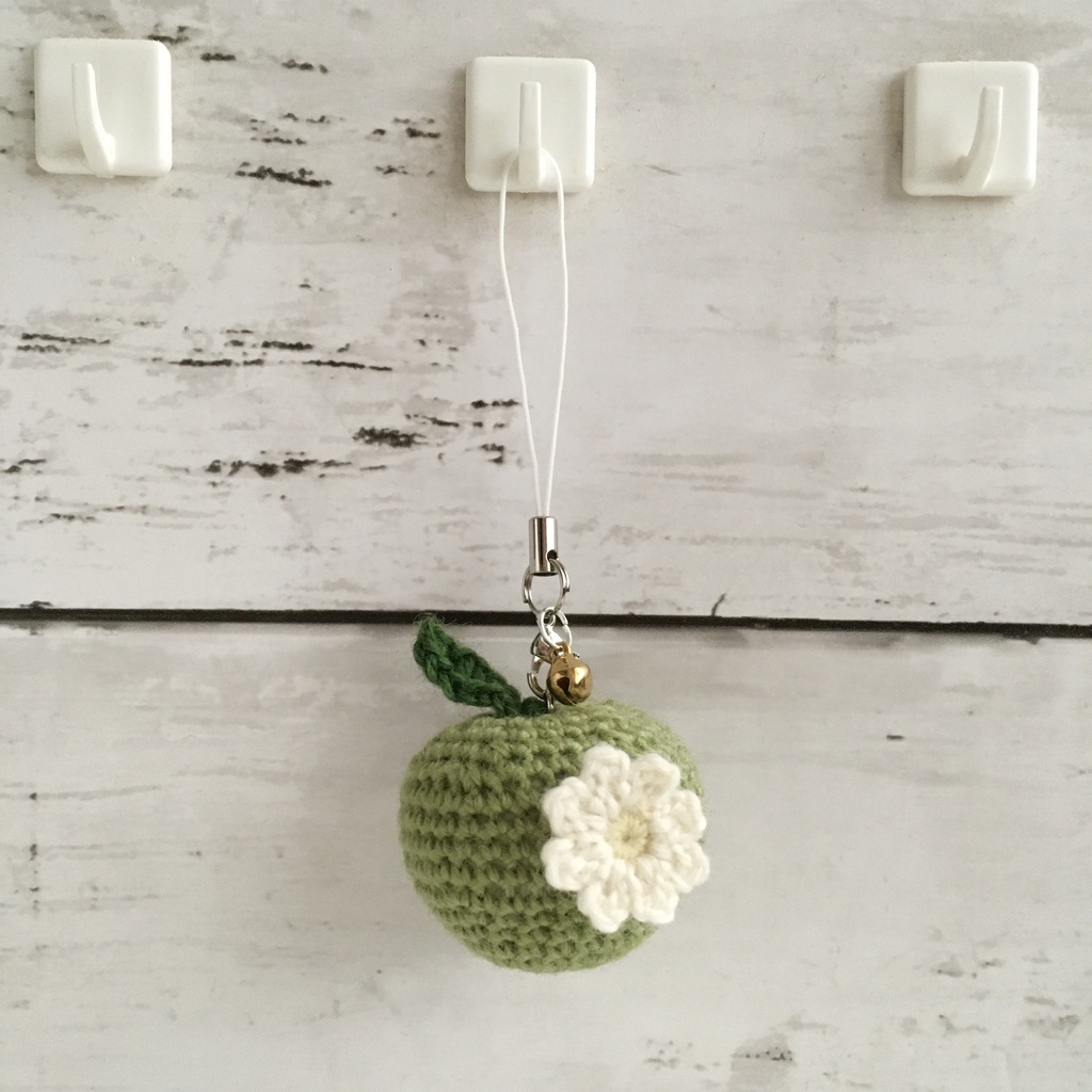 【中サイズ/ウール】 New!花付き青りんご・鈴付きストラップ