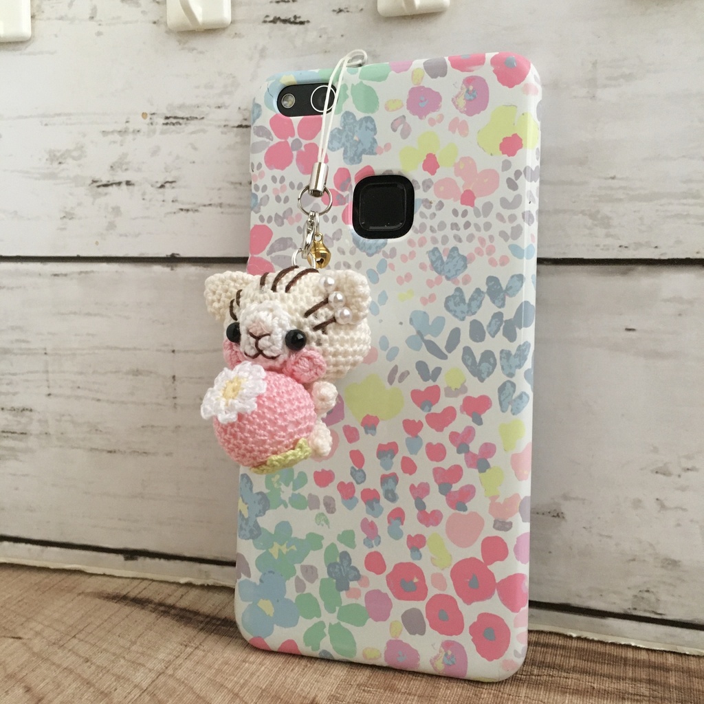 \うちの子!/白ネコ焦茶模様★見守り隊★大事なピンク色イチゴをギュッ!鈴付きイヤホンジャック|ストラップ|ボールチェーン