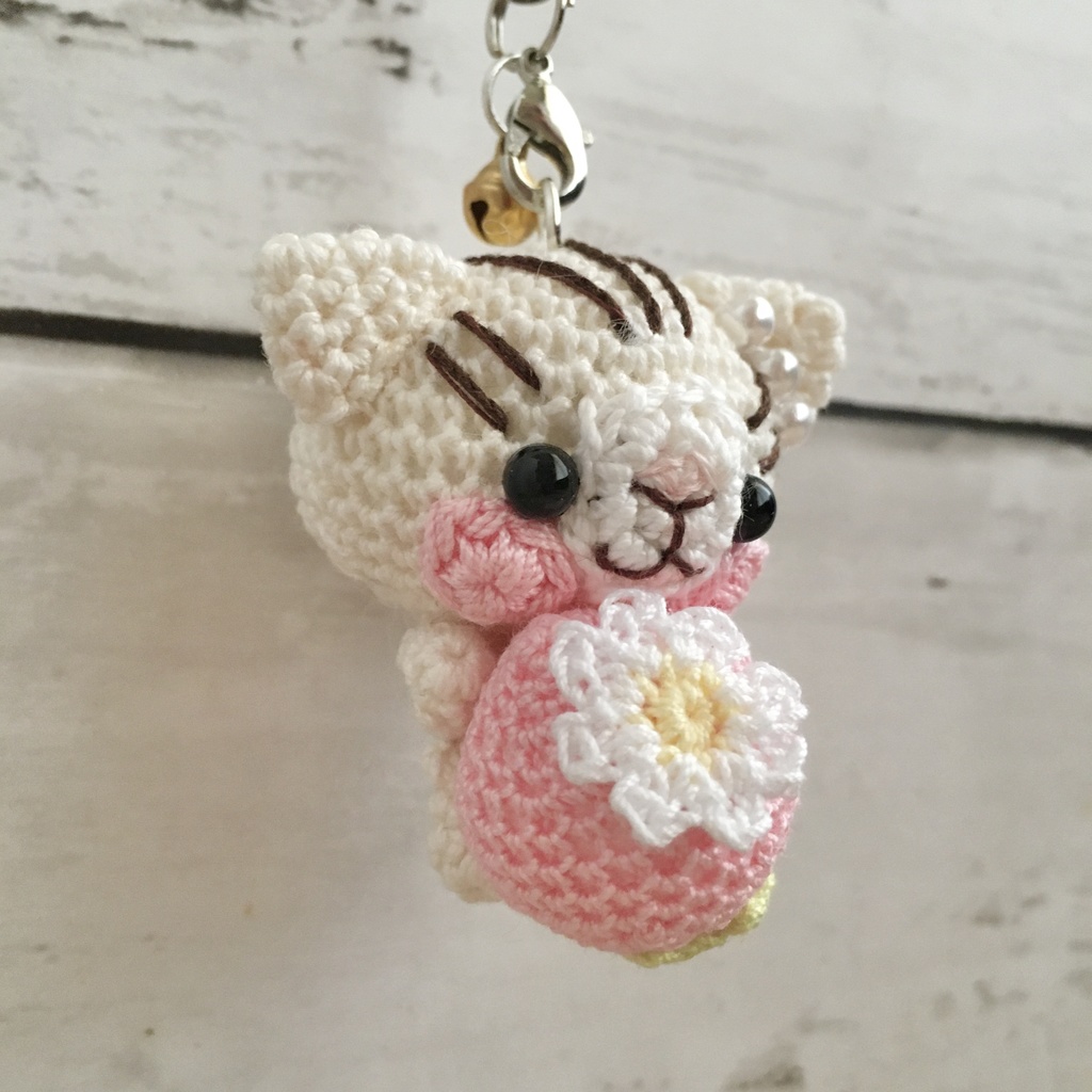 \うちの子!/白ネコ焦茶模様★見守り隊★大事なピンク色イチゴをギュッ!鈴付きイヤホンジャック|ストラップ|ボールチェーン