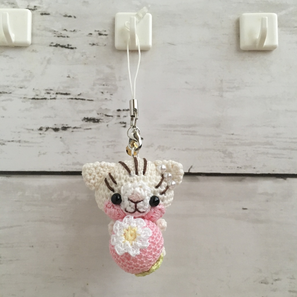 \うちの子!/白ネコ焦茶模様★見守り隊★大事なピンク色イチゴをギュッ!鈴付きイヤホンジャック|ストラップ|ボールチェーン