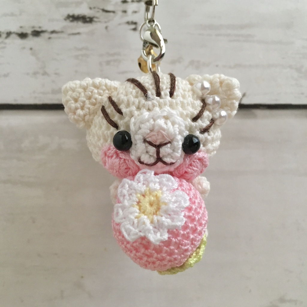 \うちの子!/白ネコ焦茶模様★見守り隊★大事なピンク色イチゴをギュッ!鈴付きイヤホンジャック|ストラップ|ボールチェーン