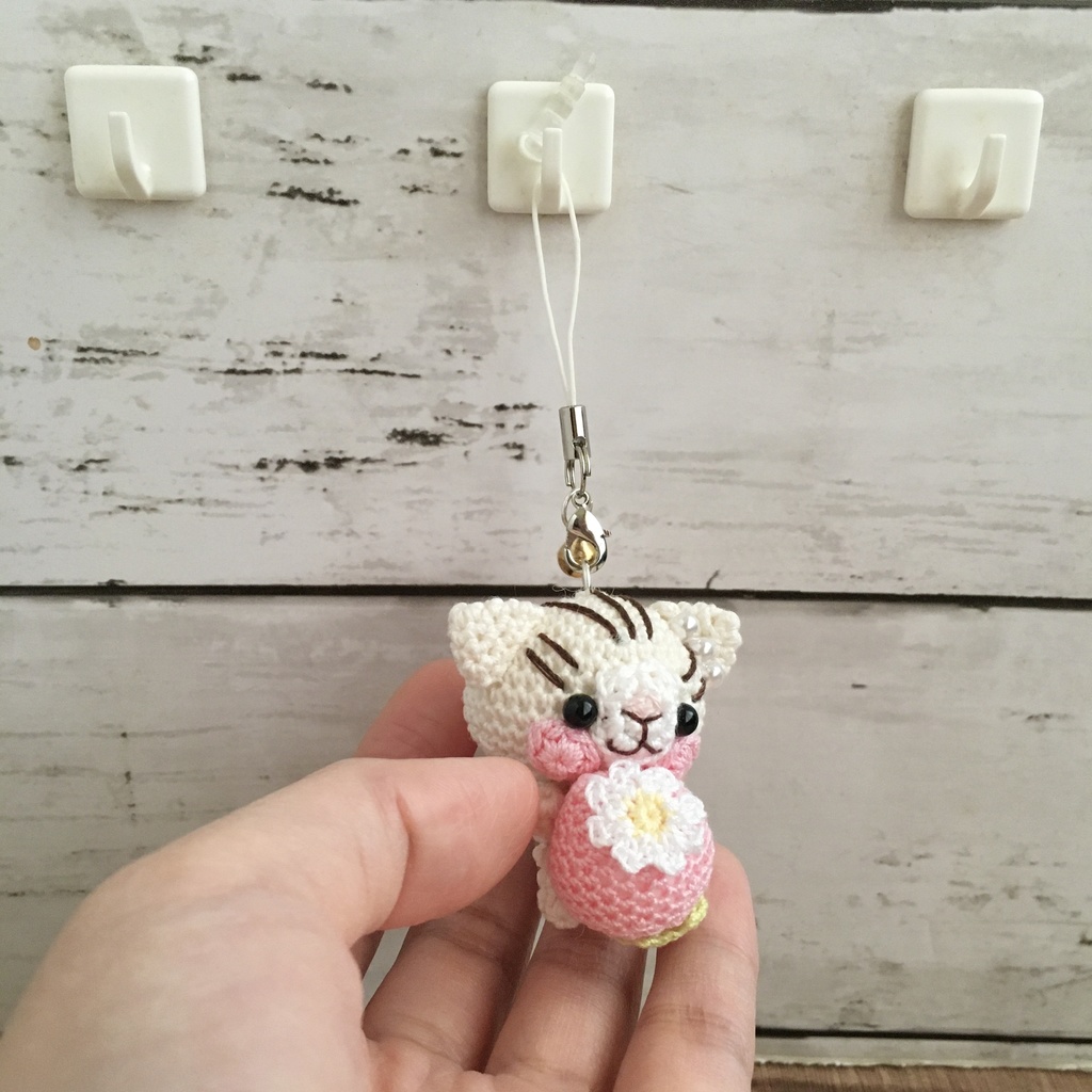 \うちの子!/白ネコ焦茶模様★見守り隊★大事なピンク色イチゴをギュッ!鈴付きイヤホンジャック|ストラップ|ボールチェーン