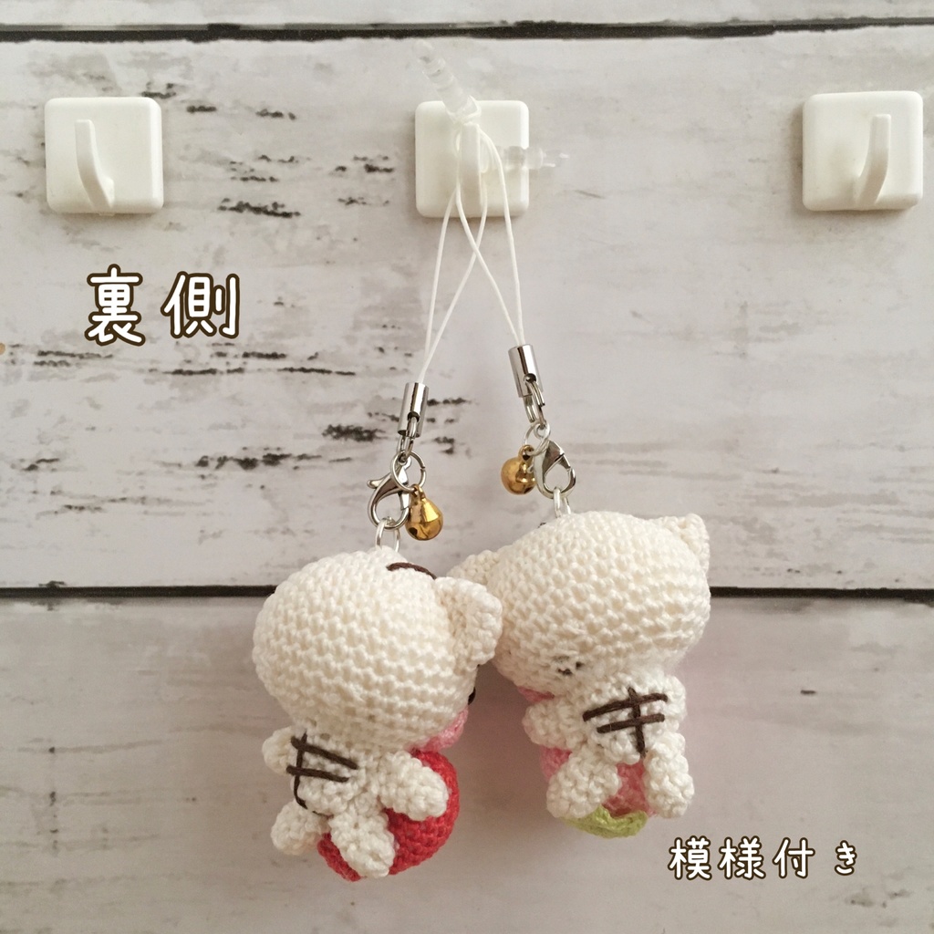 \うちの子!/白ネコ焦茶模様★見守り隊★大事なピンク色イチゴをギュッ!鈴付きイヤホンジャック|ストラップ|ボールチェーン