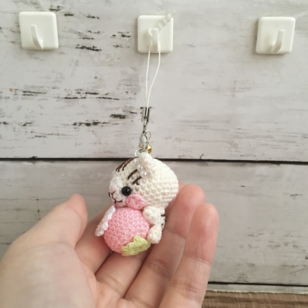 \うちの子!/白ネコ焦茶模様★見守り隊★大事なピンク色イチゴをギュッ!鈴付きイヤホンジャック|ストラップ|ボールチェーン