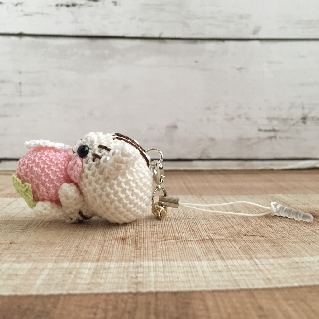 \うちの子!/白ネコ焦茶模様★見守り隊★大事なピンク色イチゴをギュッ!鈴付きイヤホンジャック|ストラップ|ボールチェーン