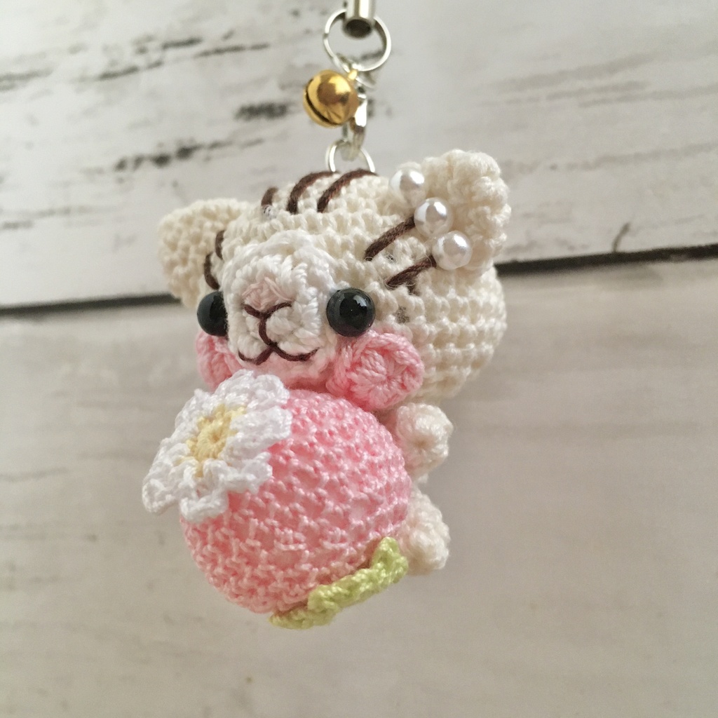 \うちの子!/白ネコ焦茶模様★見守り隊★大事なピンク色イチゴをギュッ!鈴付きイヤホンジャック|ストラップ|ボールチェーン