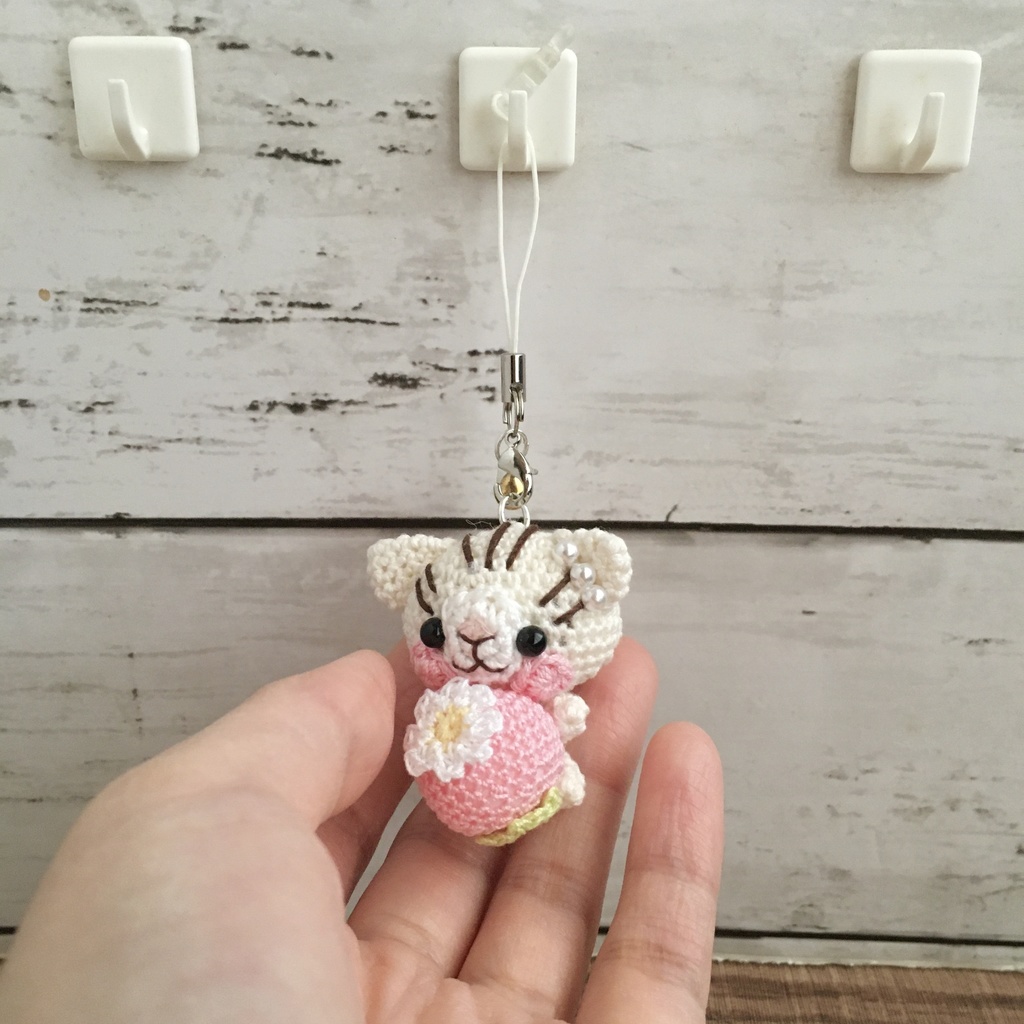 \うちの子!/白ネコ焦茶模様★見守り隊★大事なピンク色イチゴをギュッ!鈴付きイヤホンジャック|ストラップ|ボールチェーン