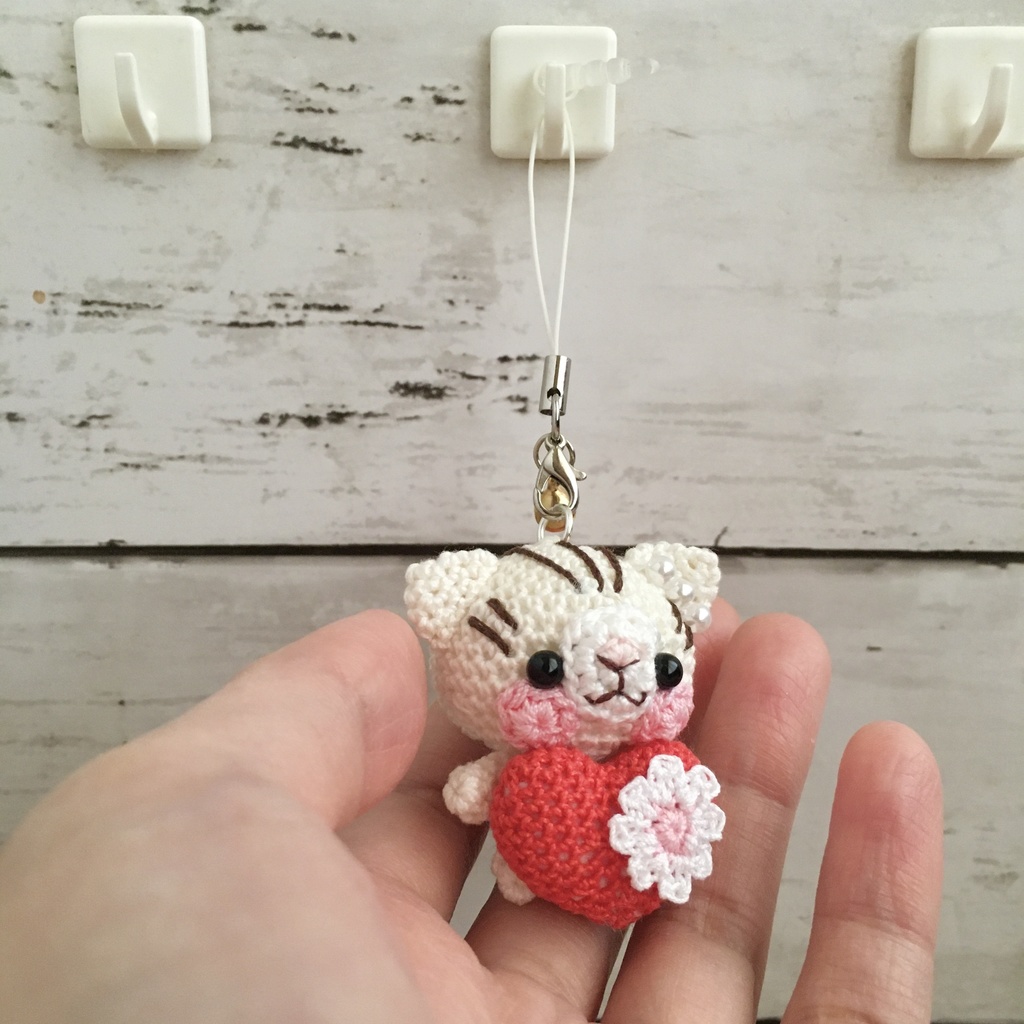 \うちの子!/白ネコ焦茶模様★見守り隊★大事な赤色ハートをギュッ!鈴付きイヤホンジャック|ストラップ|ボールチェーン