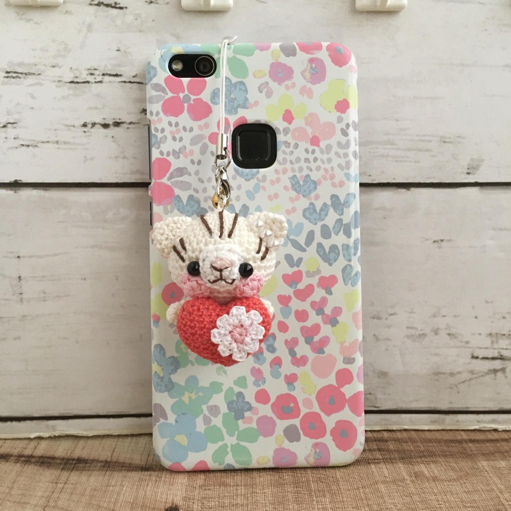 \うちの子!/白ネコ焦茶模様★見守り隊★大事な赤色ハートをギュッ!鈴付きイヤホンジャック|ストラップ|ボールチェーン