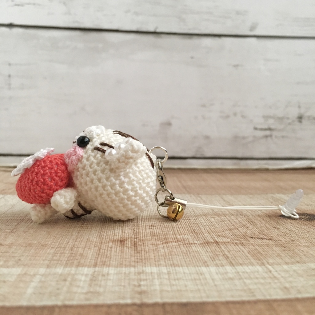 \うちの子!/白ネコ焦茶模様★見守り隊★大事な赤色ハートをギュッ!鈴付きイヤホンジャック|ストラップ|ボールチェーン