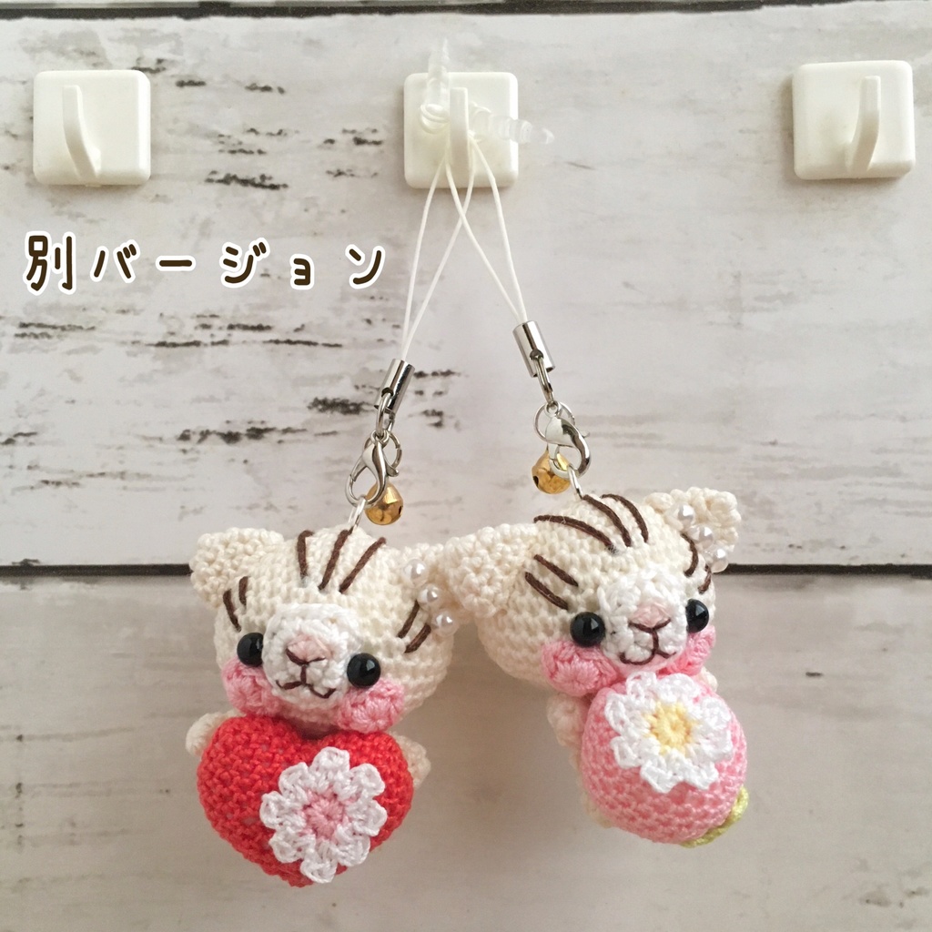 \うちの子!/白ネコ焦茶模様★見守り隊★大事な赤色ハートをギュッ!鈴付きイヤホンジャック|ストラップ|ボールチェーン