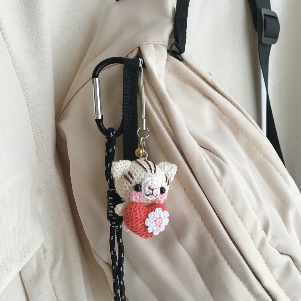 \うちの子!/白ネコ焦茶模様★見守り隊★大事な赤色ハートをギュッ!鈴付きイヤホンジャック|ストラップ|ボールチェーン