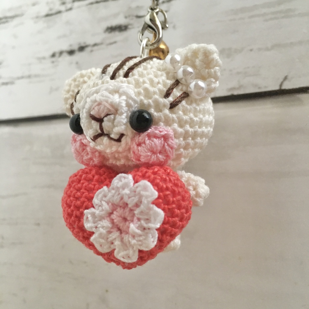 \うちの子!/白ネコ焦茶模様★見守り隊★大事な赤色ハートをギュッ!鈴付きイヤホンジャック|ストラップ|ボールチェーン