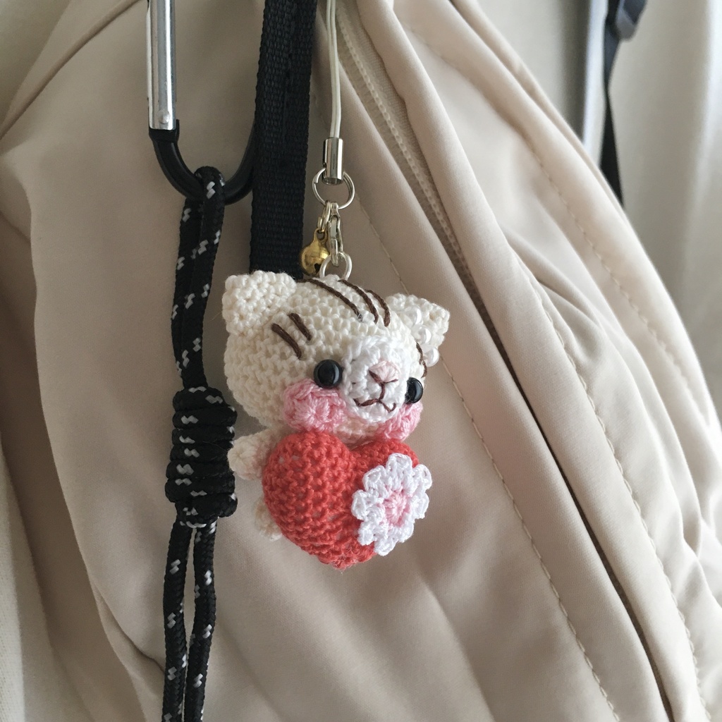 \うちの子!/白ネコ焦茶模様★見守り隊★大事な赤色ハートをギュッ!鈴付きイヤホンジャック|ストラップ|ボールチェーン