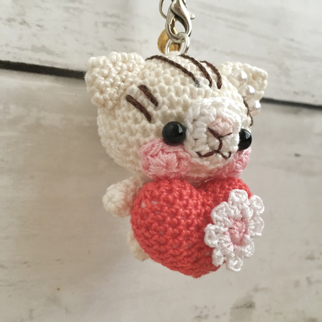 \うちの子!/白ネコ焦茶模様★見守り隊★大事な赤色ハートをギュッ!鈴付きイヤホンジャック|ストラップ|ボールチェーン