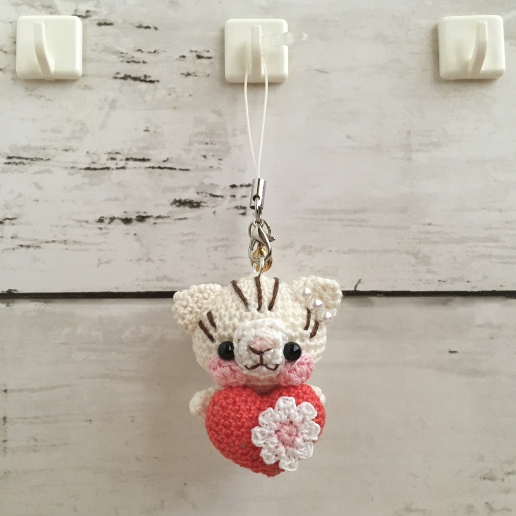 \うちの子!/白ネコ焦茶模様★見守り隊★大事な赤色ハートをギュッ!鈴付きイヤホンジャック|ストラップ|ボールチェーン